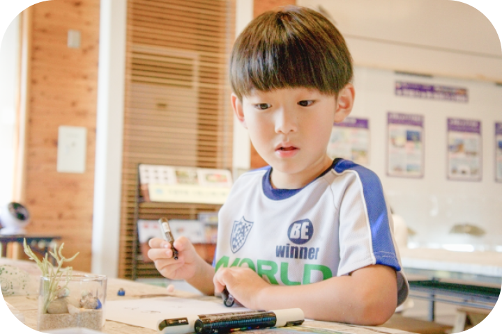 口を開けている子ども