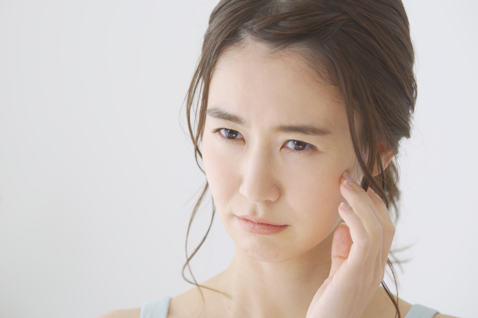 顔をしかめる女性