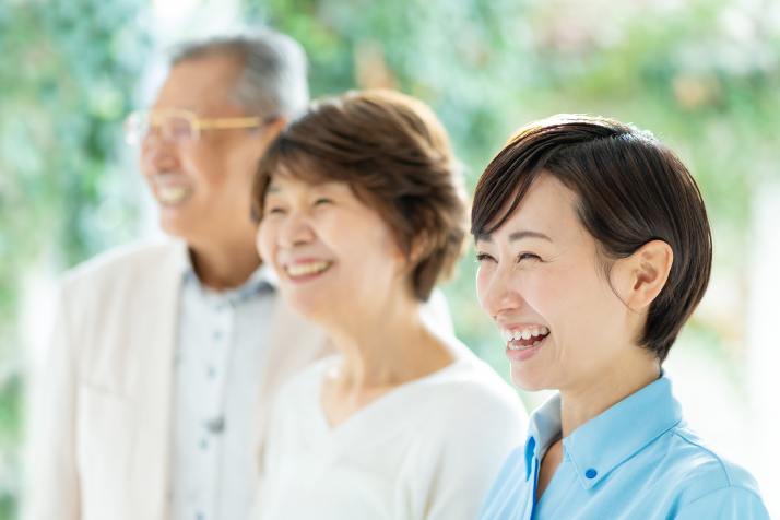 笑顔の女性と男性